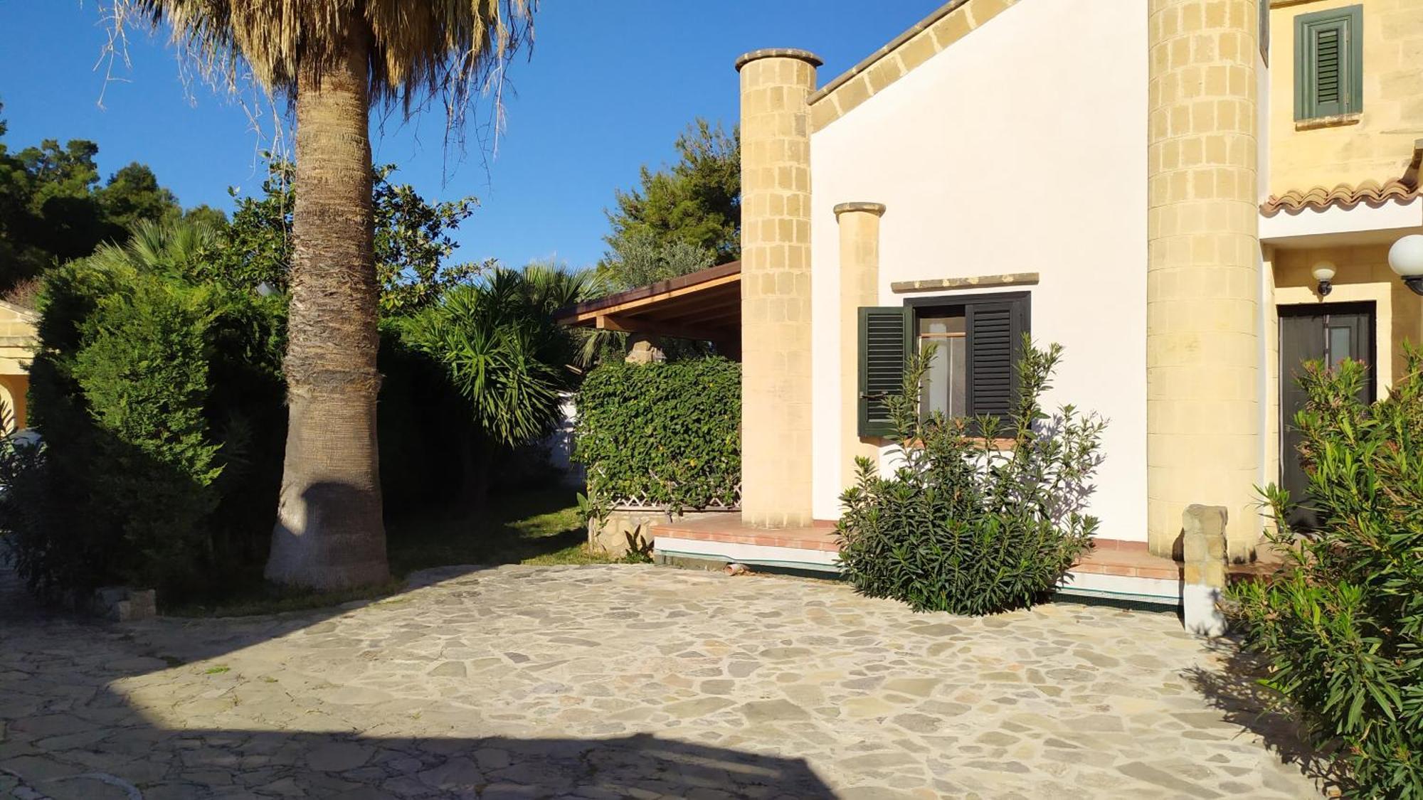Con Giardino Sul Lungomare Campofelice Di Roccella